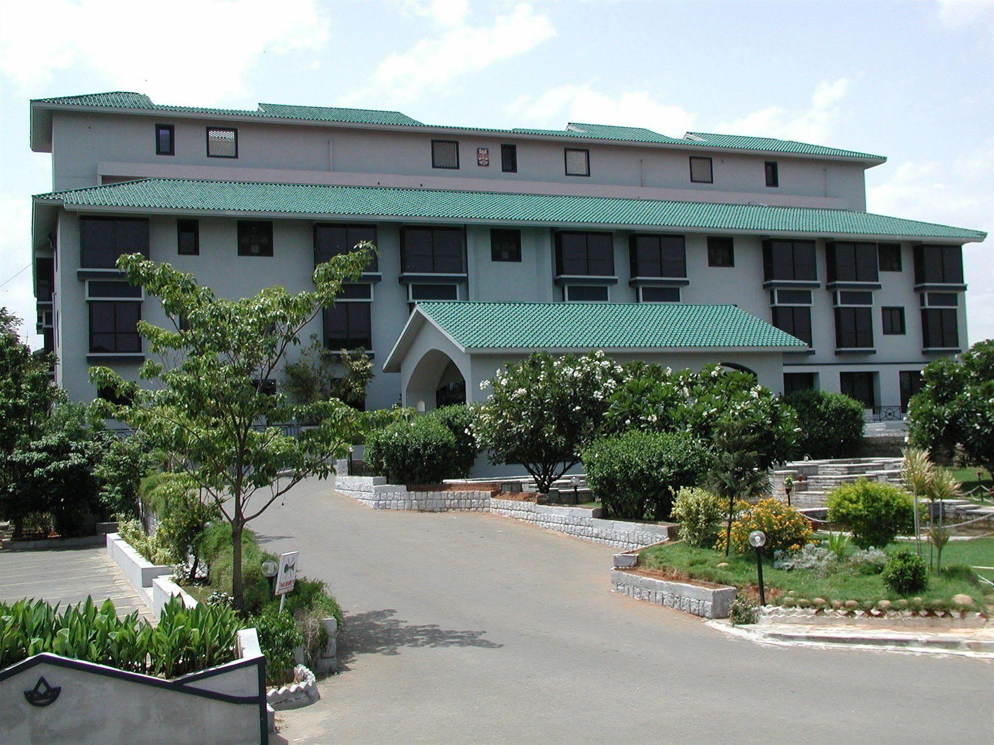 Velan Hotel Greenfields Tiruppur Buitenkant foto